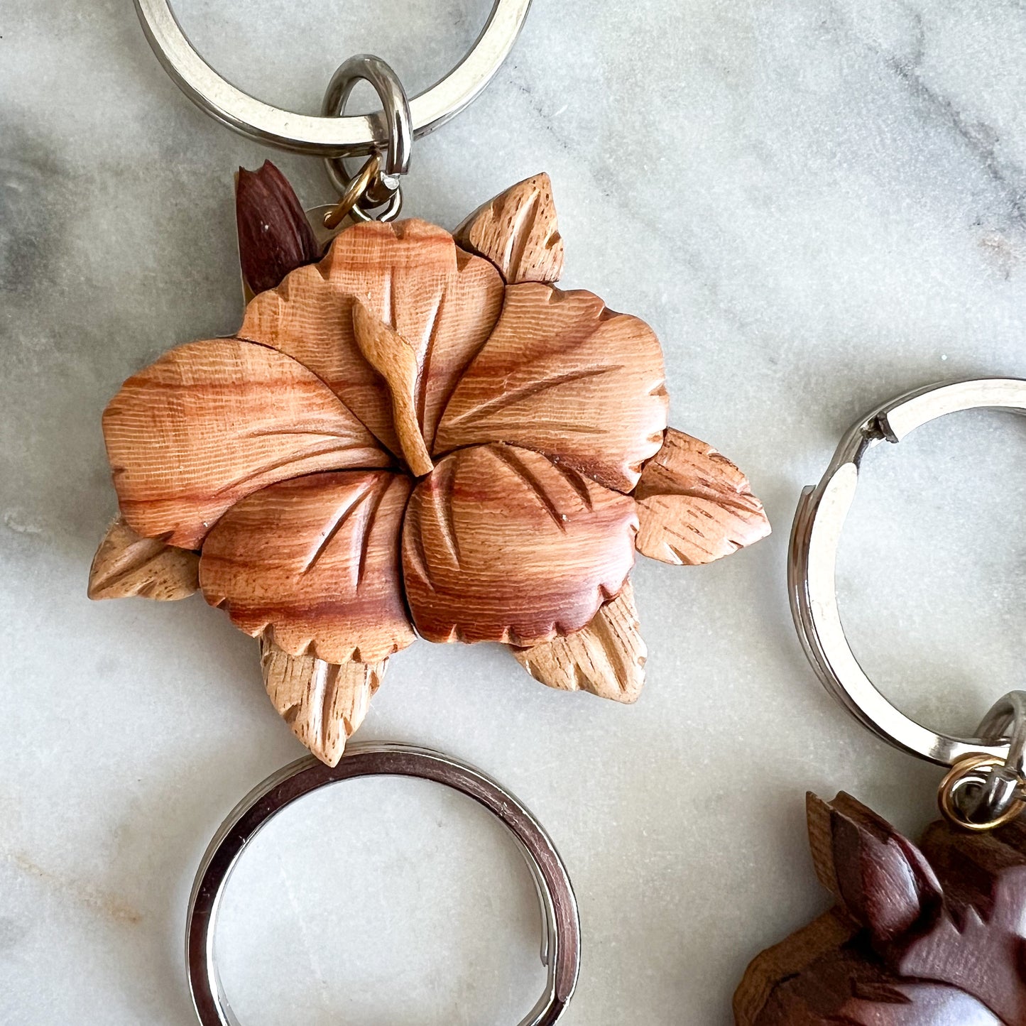 Bali Hibiscus Wood Keychain - BelleStyle