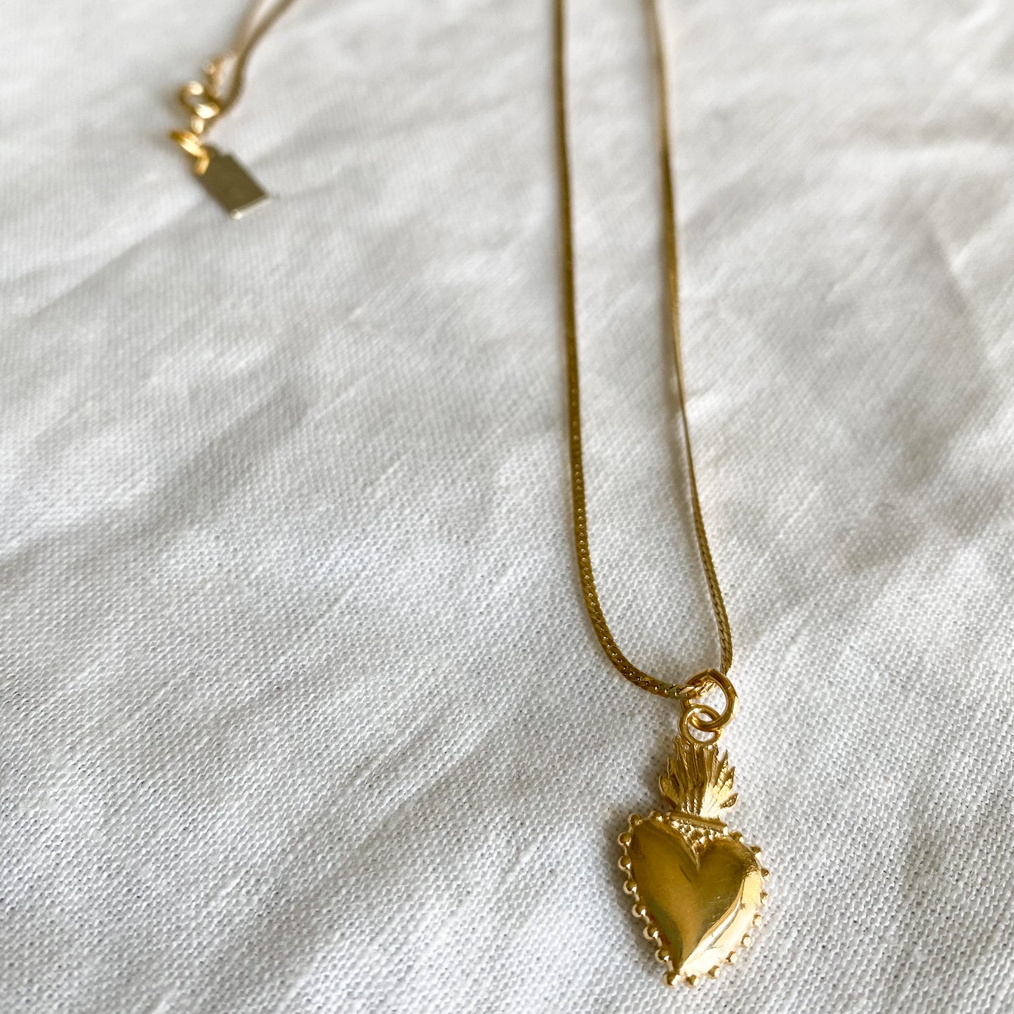 Sacred Heart Gold Charm Necklace - Bellestyle
