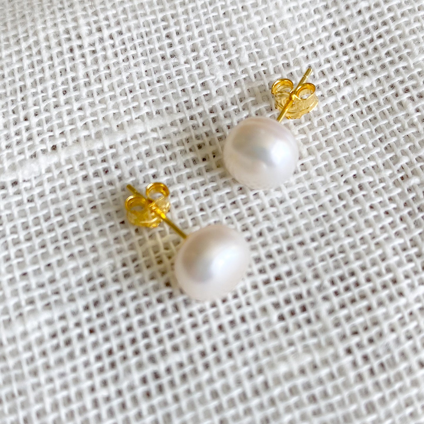Sara Freshwater White Pearl Post EarrinGs - Bellestyle