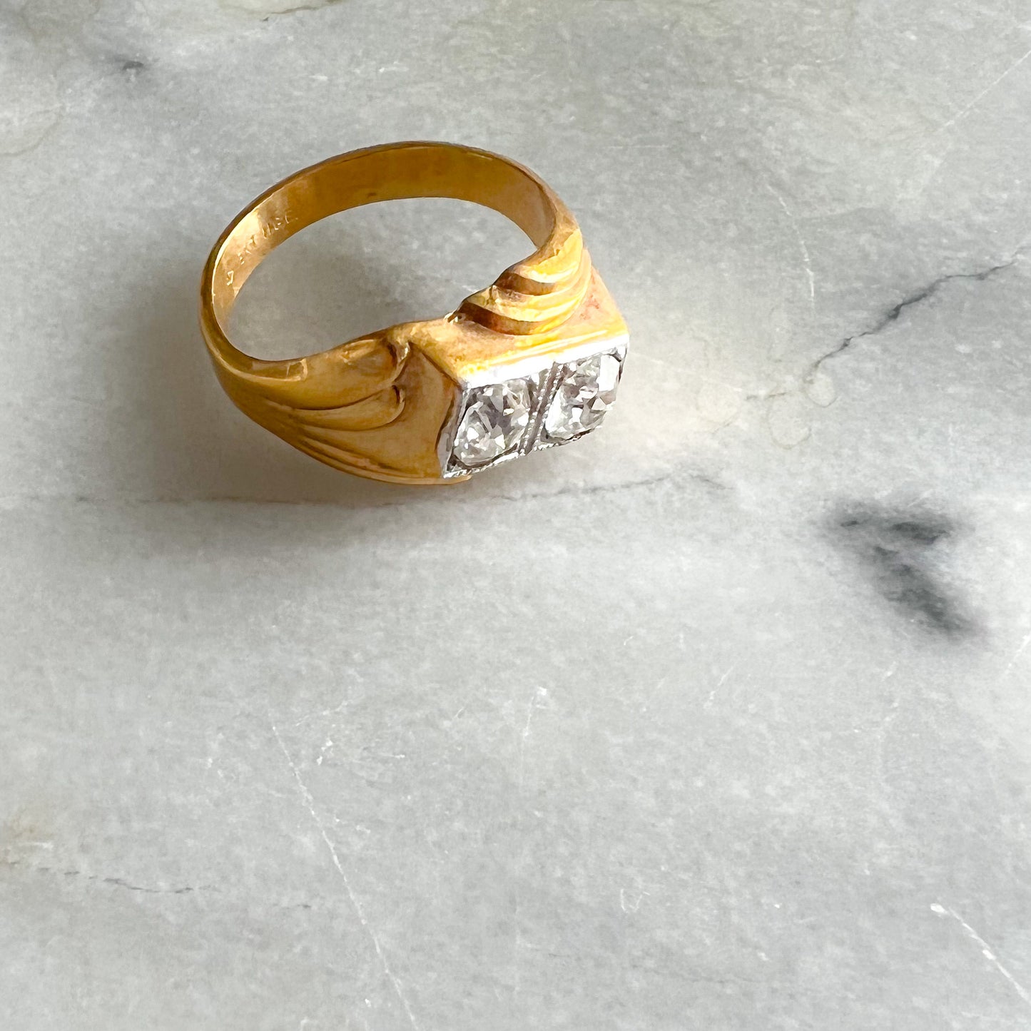 Dice Unisex Gold Crystal Ring - BelleStyle