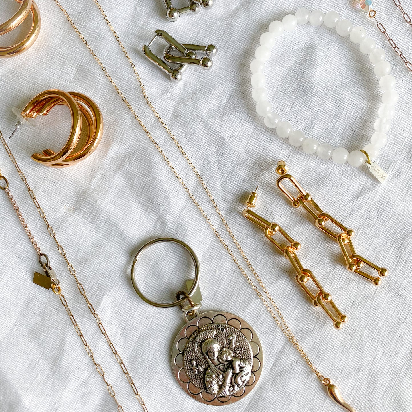 Mother Mary Coin Keychain - BelleStyle