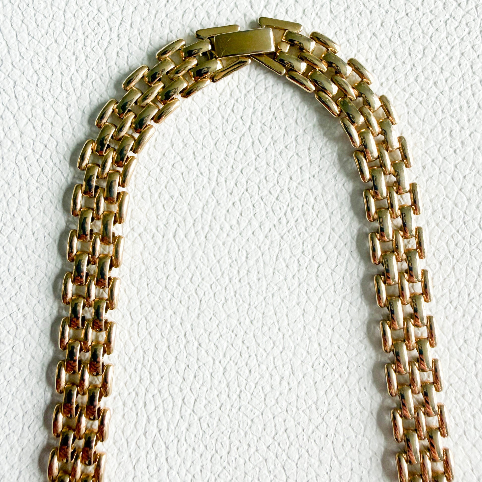 Jaguar Vintage Jackie Collins Gold Necklace - BelleStyle