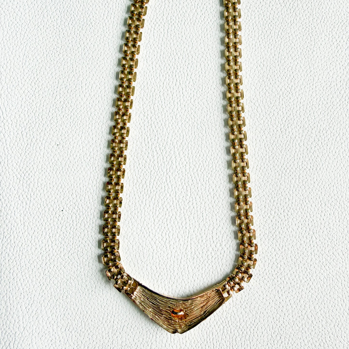 Jaguar Vintage Jackie Collins Gold Necklace - BelleStyle