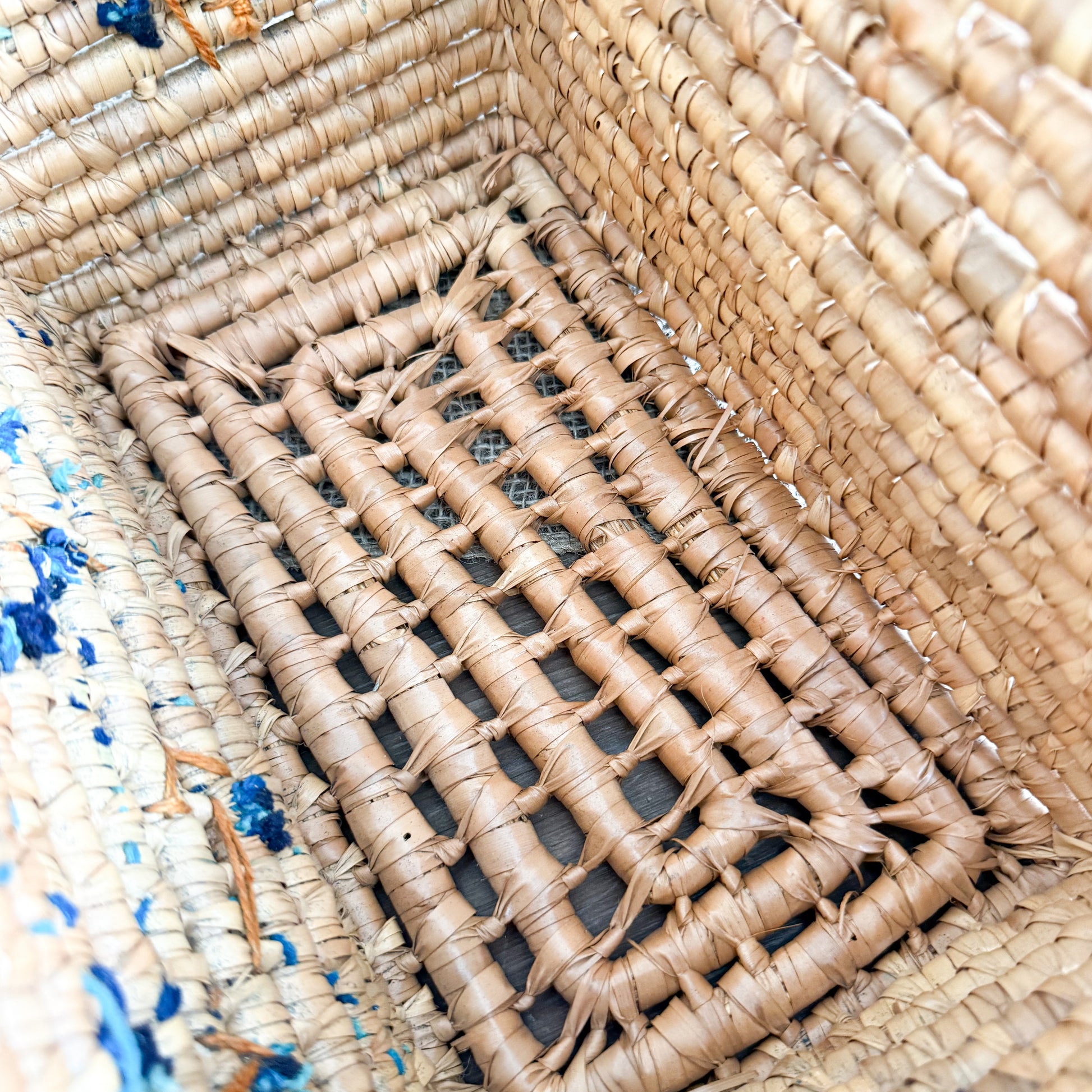 Monterrey Bohemian Vintage 1960’s Handwoven Raffia Palm Picnic Basket - BelleStyle