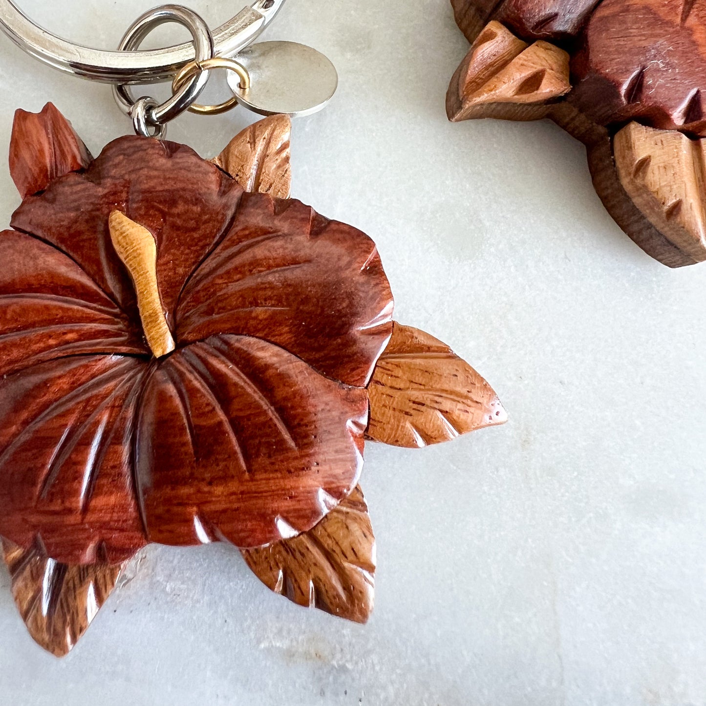 Bali Hibiscus Wood Keychain - BelleStyle