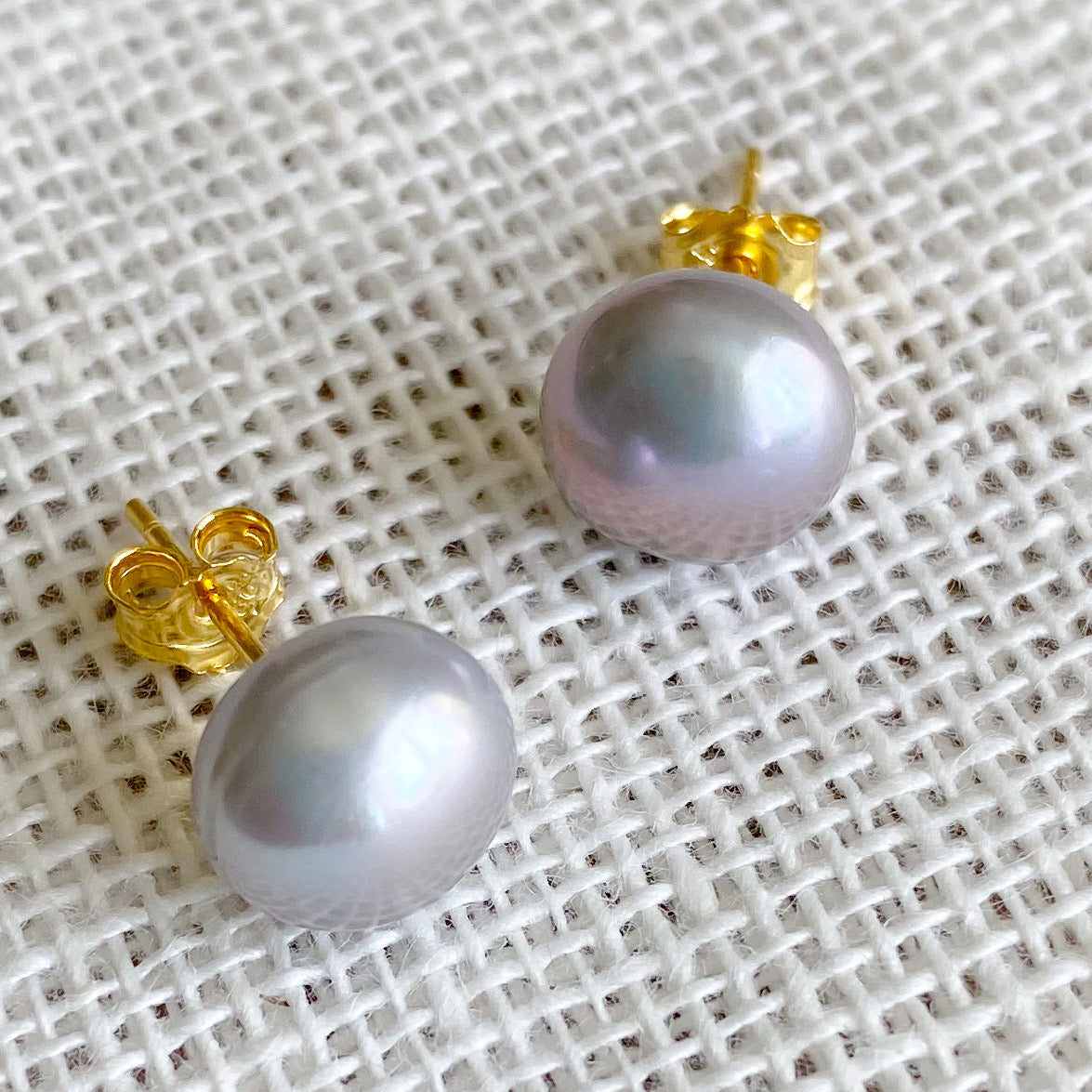 Sara Freshwater Grey Pearl Post Earrings - Bellestyle
