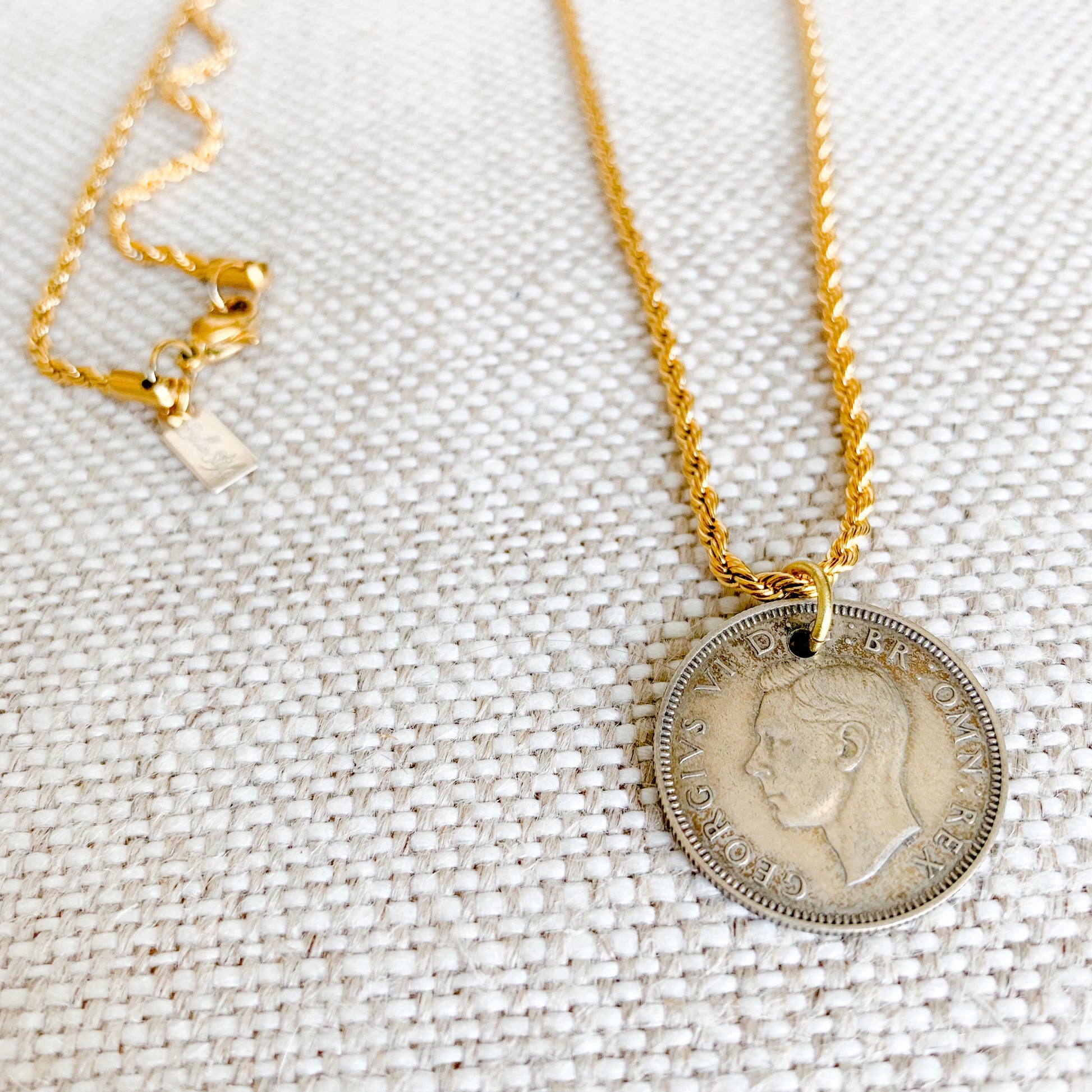 King George Coin Necklace - BelleStyle